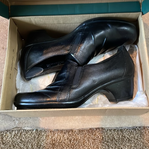NIB Clarks Black Leather Block Heel Size 8.5M - Picture 2 of 12